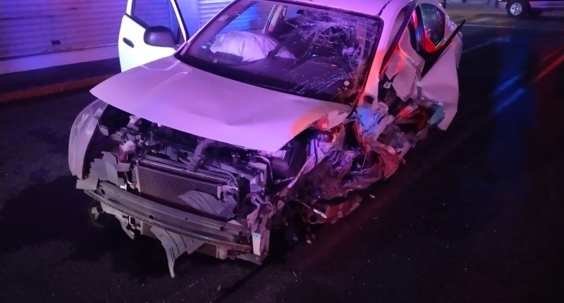 DESTROZAN VEHÍCULO  AL CHOCARLO CONTRA  POSTE EN EL PASO A DESNIVEL DE LA CALLE 5 DE MAYO, EN LA ZONA CENTRO DE AGS