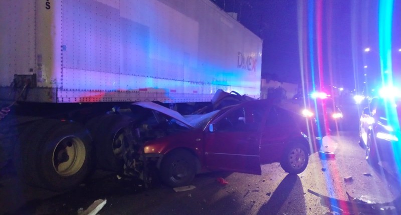 CUATRO LESIONADOS TRAS CHOCAR AUTOMÓVIL CONTRA TRACTOCAMIÓN ESTACIONADO EN SALIDA A ZACATECAS