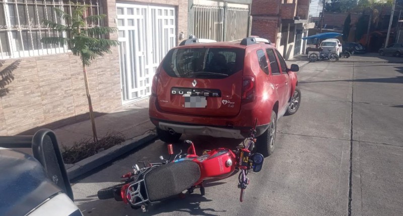 MOTOCICLISTA CHOCÓ CONTRA VEHÍCULO ESTACIONADO EN EL FRACCIONAMIENTO MUNICIPIO LIBRE, EN AGS