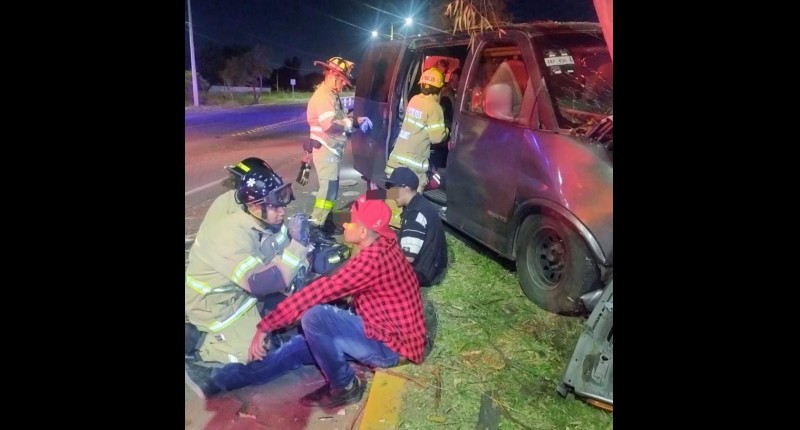 LIBERAN A OCUPANTES TRAS ACCIDENTARSE EN SU VEHÍCULO EN EL FRACC. OJOCALIENTE, EN AGS 