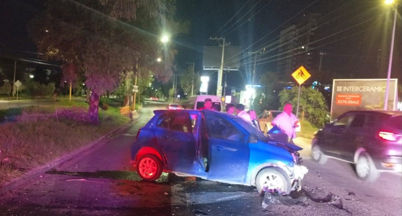 ÁRBOL SE LE ATRAVESÓ A UN AUTOMOVILISTA EN AVENIDA MIGUEL DE LA MADRID, EN AGS
