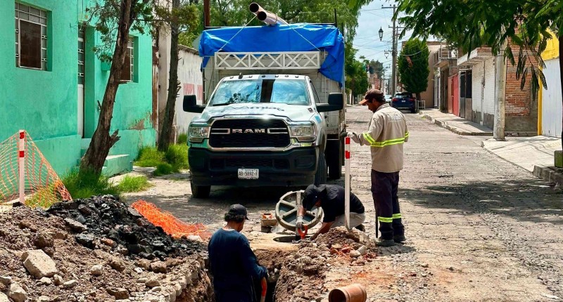 ALCALDE DE AGS, LEO MONTAÑEZ,  BENEFICIA A HABITANTES DEL BARRIO DE LA SALUD CON MEJORA DEL ALCANTARILLADO SANITARIO