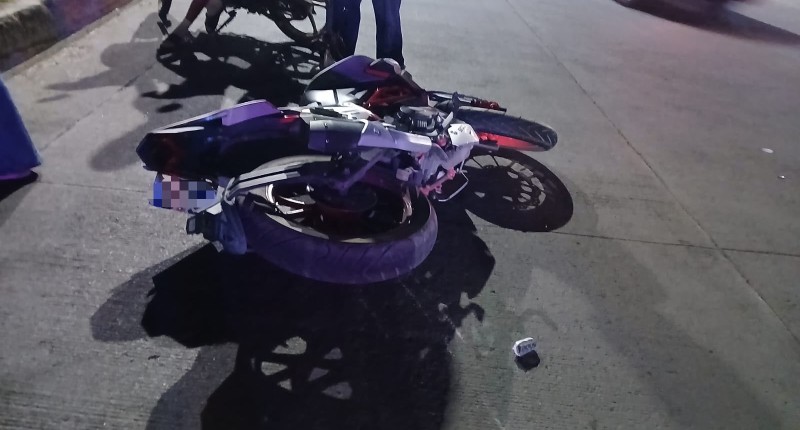 MOTOCICLISTA CHOCÓ POR ALCANCE CONTRA UN AUTOMÓVIL EN LOMAS DEL CHAPULÍN, EN AGS Y RESULTÓ LESIONADO