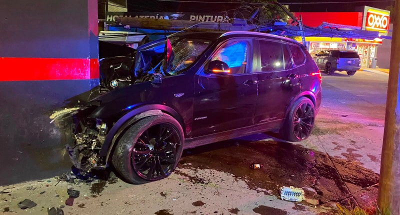 SE ACABÓ UN BMW AL CHOCAR CONTRA UN POSTE Y UN NEGOCIO EN LA COLONIA DEL TRABAJO, AGS