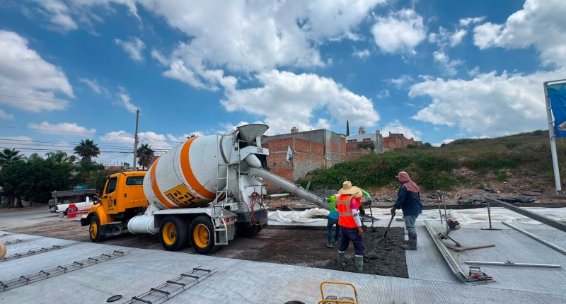 TRABAJA ALCALDE DE AGS, LEO MONTAÑEZ, EN LA PAVIMENTACIÓN DE LA AVENIDA MARIANO HIDALGO