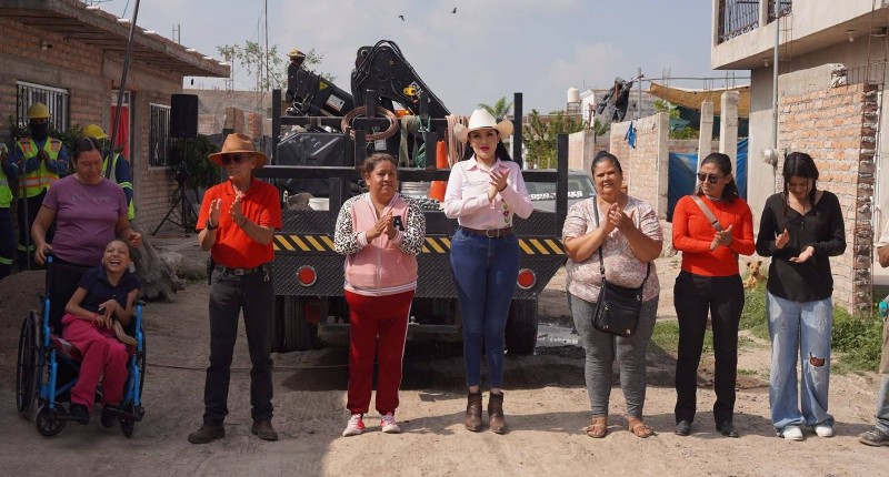 ALCALDESA DE TEPEZALÁ, LETICIA OLIVARES JIMÉNEZ,  ENTREGA LA NUEVA RED DE ELECTRIFICACIÓN EN LA CALLE SAUCES DE LA DELEGACIÓN SAN ANTONIO 
