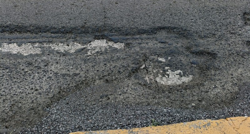 DEFICIENTE REPARACIÓN DE BACHE EN CALLE LÓPEZ VELARDE EN EL PRIMER CUADRO DE AGUASCALIENTES