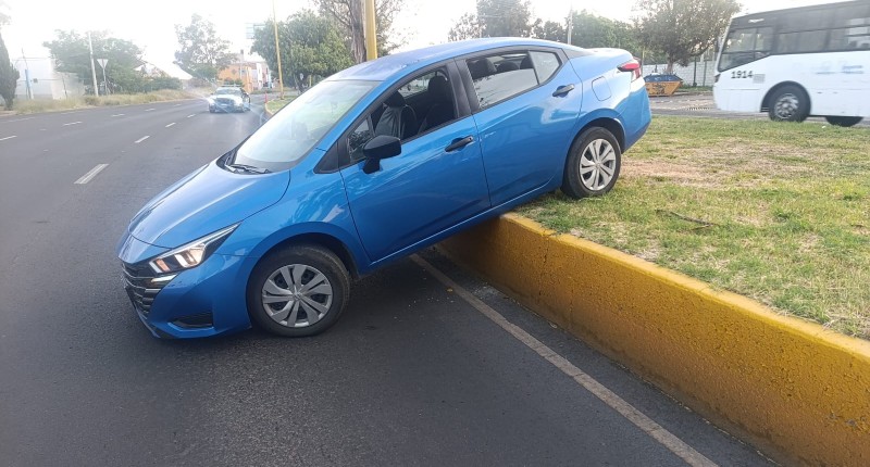 AUTOMOVILISTA TERMINA SOBRE EL CAMELLÓN CENTRAL EN SEGUNDO ANILLO