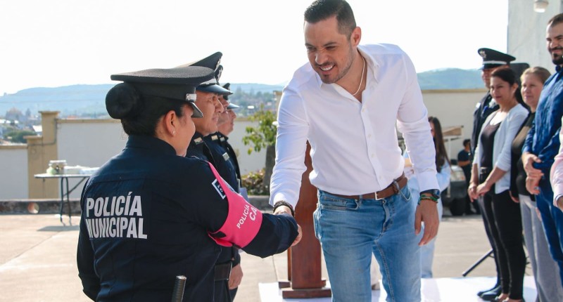 ENTREGAN EN CAILVILLO EL RECONOCIMIENTO A LOS POLICÍAS DEL MES