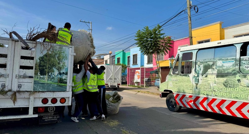 REALIZA MUNICIPIO DE AGUASCALIENTES MEGA OPERATIVO DE DESMALEZADO Y LIMPIEZA EN LA AV. MARIANO ESCOBEDO