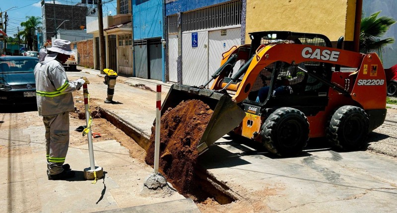LEO MONTAÑEZ PROVEE DE UN SERVICIO MÁS EFICIENTE DE ALCANTARILLADO SANITARIO A VECINOS DE LA COLONIA DEL CARMEN, AGS