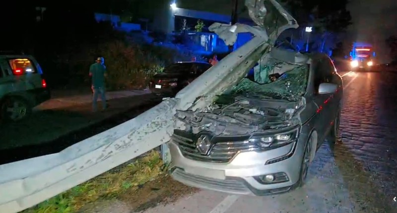 CONDUCTOR SE ESTRELLA CONTRA BARRA DE CONTENCIÓN RUMBO AL SABINAL EN AGS ANOCHE