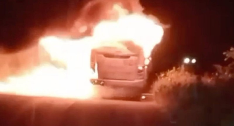 SUJETOS ARMADOS INCENDIAN CAMIÓN DE PASAJEROS TRAS ENFRENTAMIENTO CON LA GUARDIA NACIONAL EN GUANAJUATO