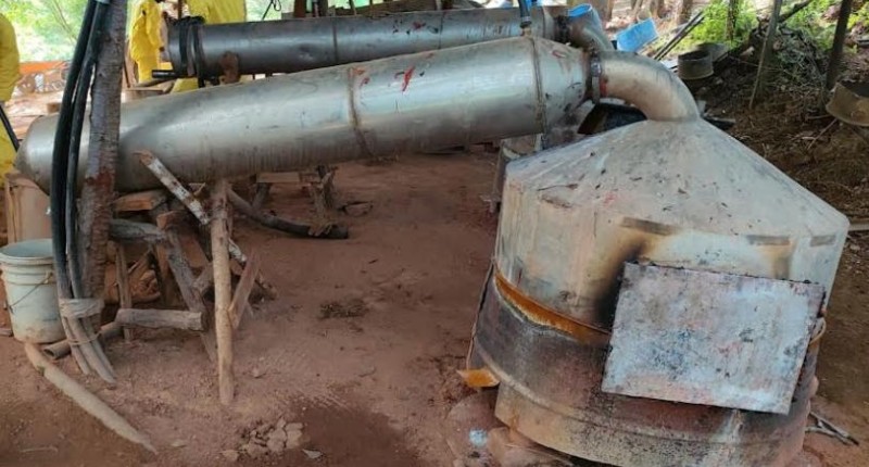 EJÉRCITO DESMANTELA NARCOLABORATORIO Y HALLA ZONAS PARA PRODUCIR `META´ EN SINALOA 