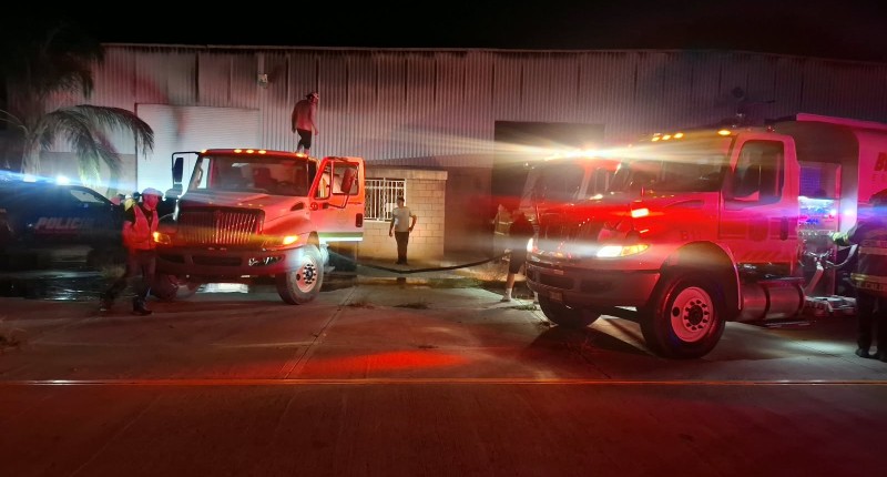 BOMBEROS DEL ESTADO DE AGS SOFOCAN LAS LLAMAS EN UNA FÁBRICA DE PINTURA UBICADA EN EL MUNICIPIO DE COSÍO