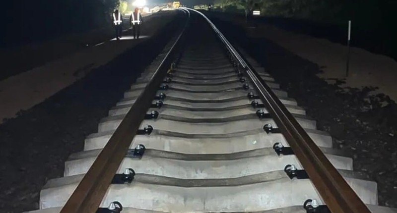 AUTOMOVILISTA INTENTÓ GANARLE EL PASO AL TREN EN LA COLONIA OJO DE AGUA, EN AGS, Y SALIÓ ILESO