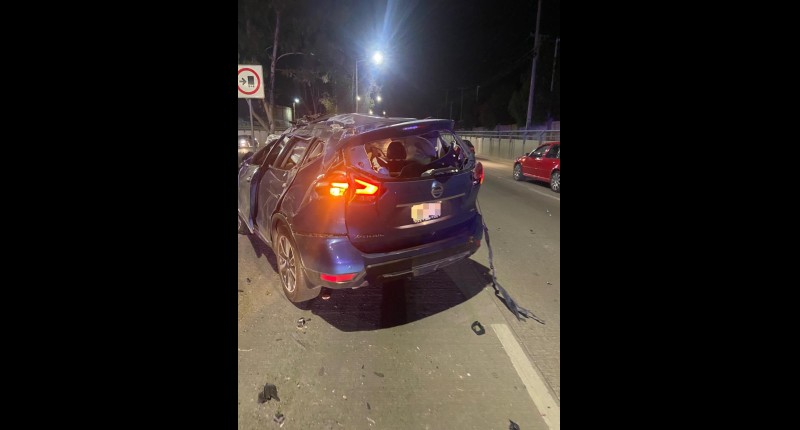 AUTOMOVILISTA CHOCÓ Y VOLCÓ EN AVENIDA SIGLO XXI, EN AGS