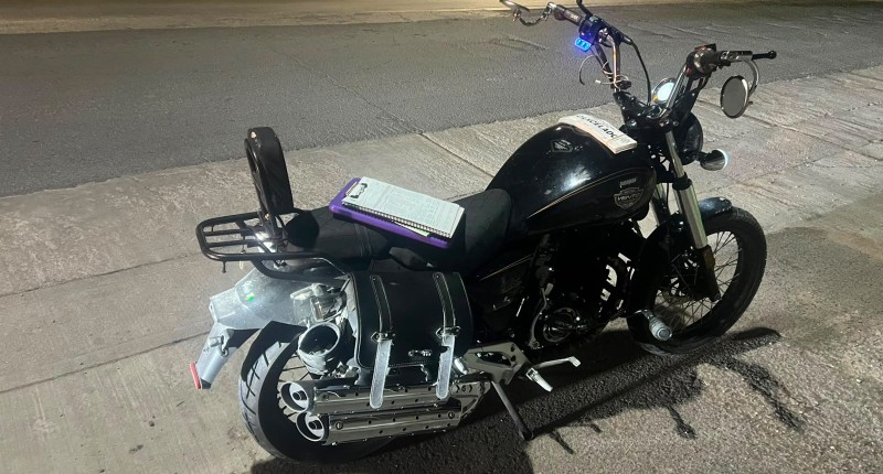 MOTOCICLISTA RESULTÓ LESIONADO TRAS CHOCAR CONTRA LA GUARNICIÓN Y CAER EN TERCER ANILLO, EN AGS