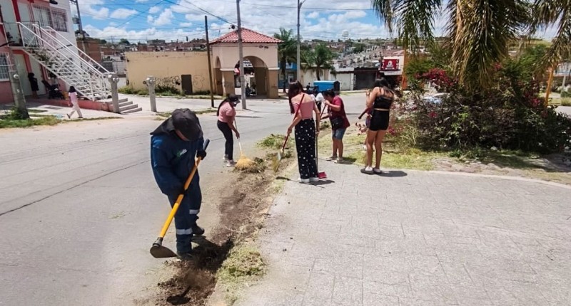 FAMILIAS DE VILLA DE LAS FUENTES UNEN ESFUERZOS CON EL MUNICIPIO DE AGUASCALIENTES EN LA LIMPIEZA DE ESPACIOS PÚBLICOS