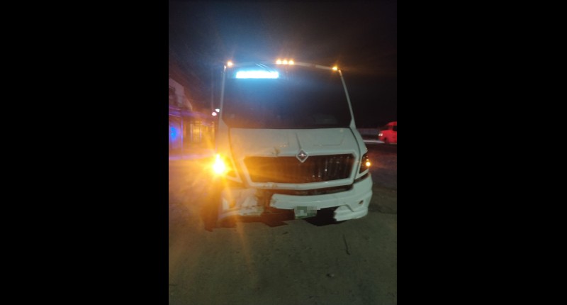 POSTE DE ALUMBRADO PÚBLICO FUE CHOCADO POR AUTOMOVILISTA EN BOULEVARD GUADALUPANO, EN AGS