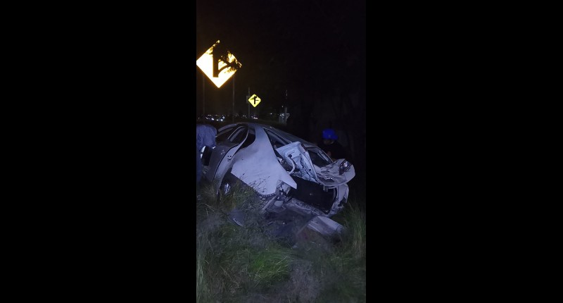 VOLCADURA Y ABANDONO DE UN JETTA COLOR BLANCO POR LA ANTIGUA VINÍCOLA SAN MARCOS EN AGS