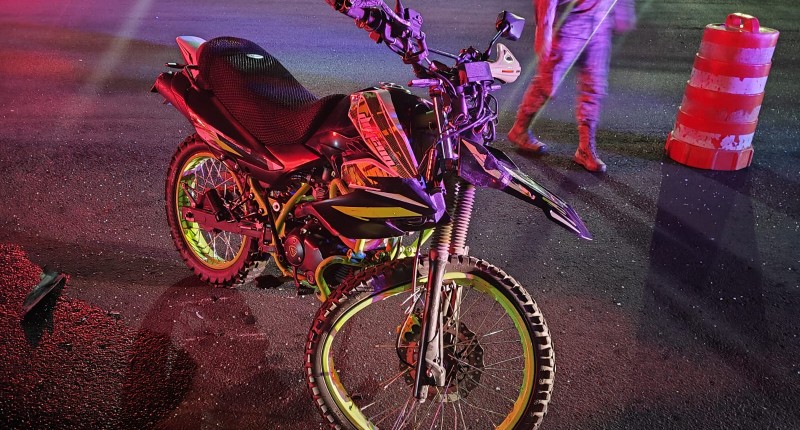 DESIGUAL CHOQUE ENTRE AUTOMÓVIL Y MOTOCICLETA EN AVENIDA AGUASCALIENTES DEJÓ UN LESIONADO 