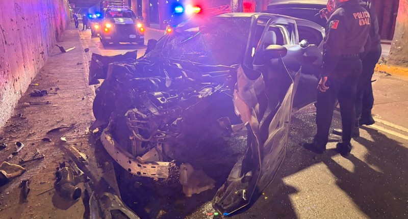 AUTOMOVILISTA CHOCÓ A TODA VELOCIDAD CONTRA UNA COLUMNA EN EL PASO A DESNIVEL DE ADOLFO LÓPEZ MATEOS, EN AGS