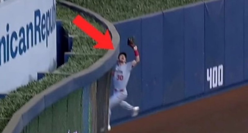 ¡EL `SPIDER-MAN´ DE LA MLB! JACOB YOUNG FIRMA LA ATRAPADA DEL AÑO ESCALANDO LA BARDA.