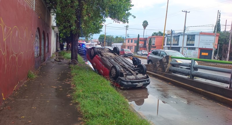 AUTOMOVILISTA CHOCA Y TERMINA VOLCADO EN PRIMER ANILLO, EN AGS