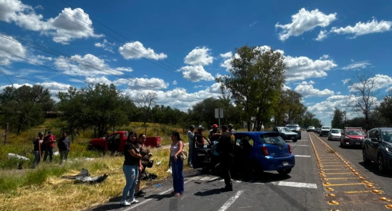 DOS LESIONADOS DE GRAVEDAD TRAS FUERTE CHOQUE FRONTAL EN LA CARRETERA ESTATAL 42 DE AGS