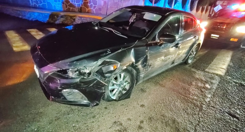 AUTOMOVILISTA SE PASA LA LUZ ROJA DEL SEMÁFORO Y PROVOCA CHOQUE EN FRACCIONAMIENTO OJOCALIENTE I, EN AGS 