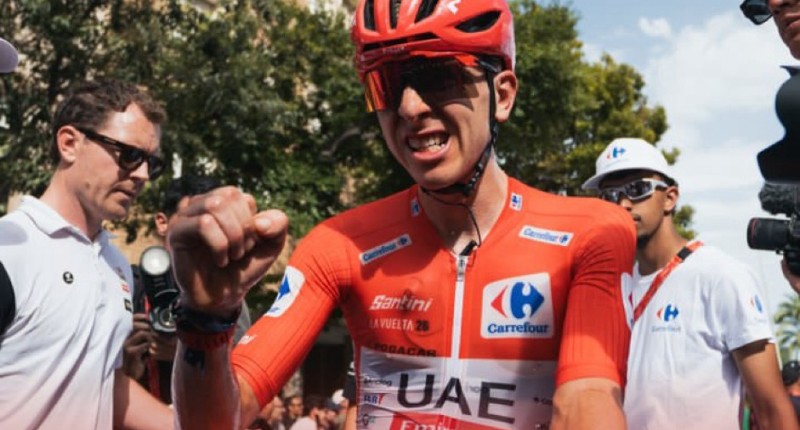 POGACAR, LÍDER DE LA VUELTA A ESPAÑA, ABANDONÓ LA COMPETENCIA TRAS SUFRIR UNA FUERTE CAÍDA