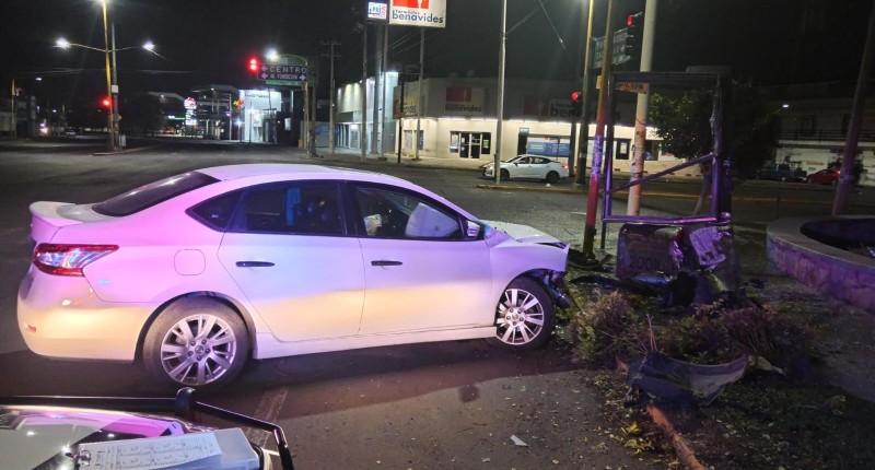 AUTOMOVILISTA CHOCA CONTRAN UN BUZÓN METÁLUCO EN AVENIDA CONVENCIÓN, EN AGS 