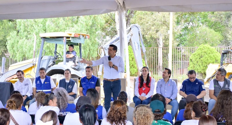 ALCALDE DE AGS, LEO MONTAÑEZ, CUMPLE A VECINOS DE LA BARRANCA, CONSTRUIRÁ NUEVA CANCHA DE PASTO SINTÉTICO 