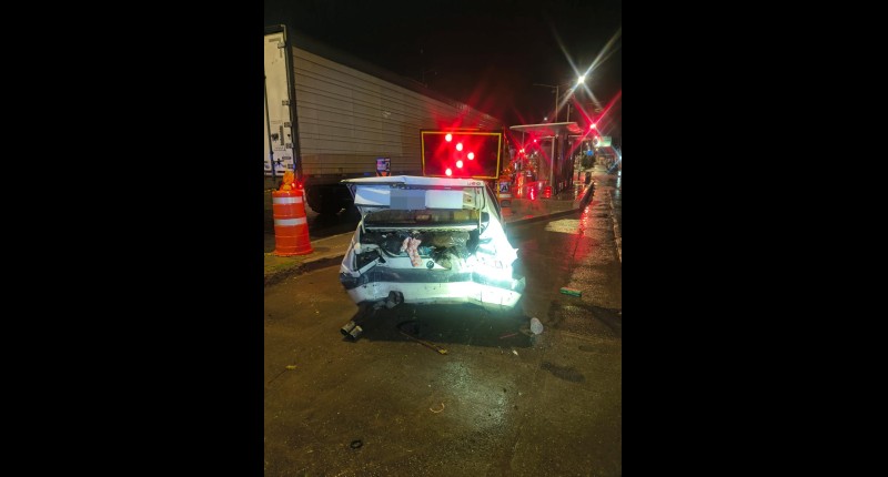 AUTOMOVILISTA CHOCÓ CONTRA UN PINO Y LO DERRIBÓ EN AVENIDA SIGLO XXI, EN AGS