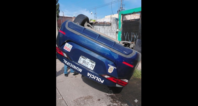 PATRULLA DE LA POLICÍA MUNICIPAL DE AGS VOLCÓ EN EL FRACC. MUNICIPIO LIBRE