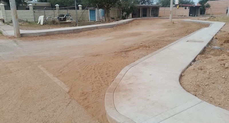 ¡SEGUIMOS AVANZANDO EN EL ÁGUILA, TEPEZALÁ CON LA CONSTRUCCIÓN DE GUARNICIONES Y BANQUETAS!: LETY OLIVARES 