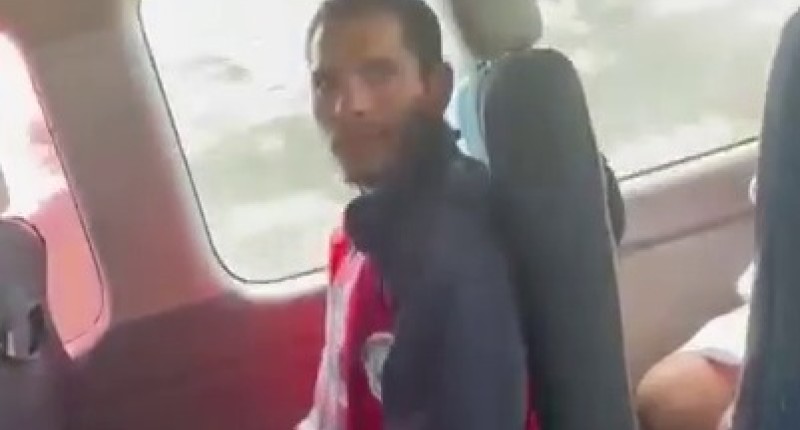 DENUNCIAN A SUJETO QUE SE MANIPULA SUS GENITALES EN COMBI DEL TRANSPORTE PÚBLICO EN AGS