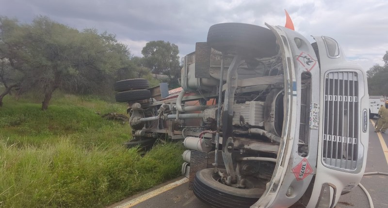 PIPA SE SALIÓ DE LA CARRETERA Y VOLCÓ EN RINCÓN DE ROMOS 