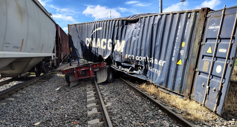 OTRO TRÁILER INTENTA GANARLE EL PASO AL TREN EN LA CARRETERA ESTATAL 77: NO LO LOGRÓ