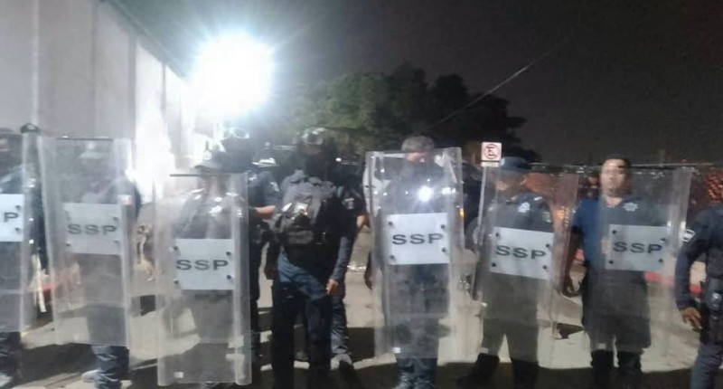 POLICÍA DE CHIAPAS REPRIME PROTESTA DE MADRES BUSCADORES FRENTE A INSTALACIONES DE SEGURIDAD PÚBLICA ESTATAL
