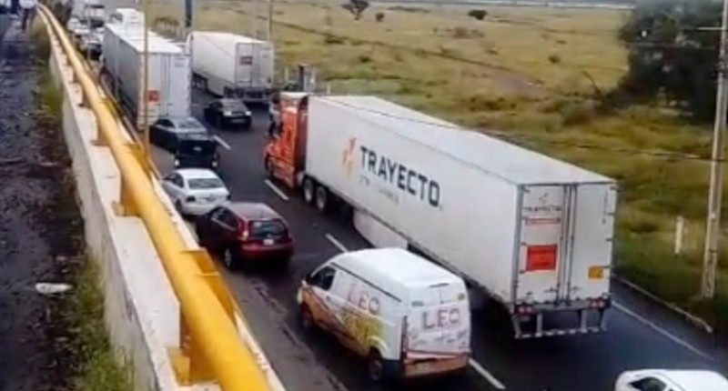 POR DOS ACCIDENTES, LA 45 SUR EN AMBOS SENTIDOS ESTÁ COLAPSADA