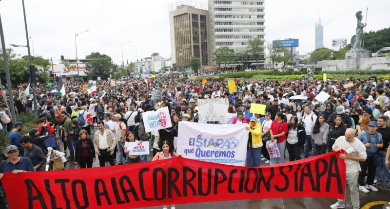 VIDEO| MANIFESTACIÓN POR AGUA CONTAMINADA EN GUADALAJARA DEJA DETENIDOS Y DECENAS DE HERIDOS