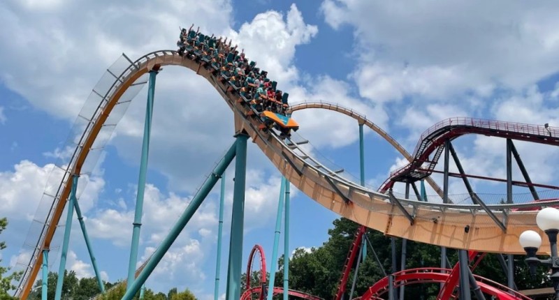 `HOMBRE MUERE TRAS SALIR DISPARADO DE MONTAÑA RUSA DE SIX FLAGS EN ATLANTA; LA LÍNEA DE PARQUES CIERRA 10 MONTAÑAS RUSAS EN EU Y CANADÁ