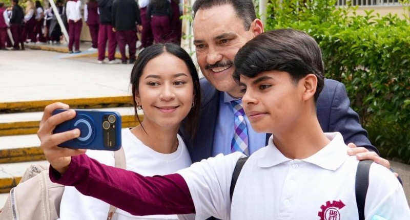 TOÑO MARTÍN DEL CAMPO MOTIVA A JÓVENES DE BACHILLERATO A CONTINUAR SUS ESTUDIOS